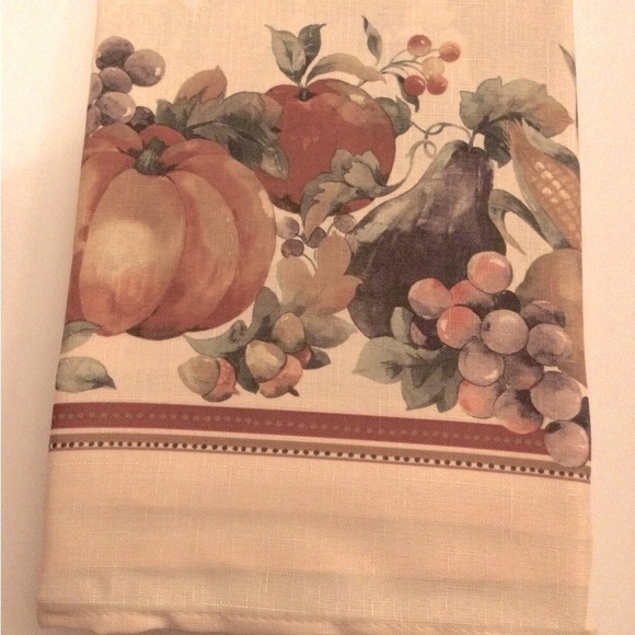 3 New Fabric Tablecloths - Picture 4 of 5